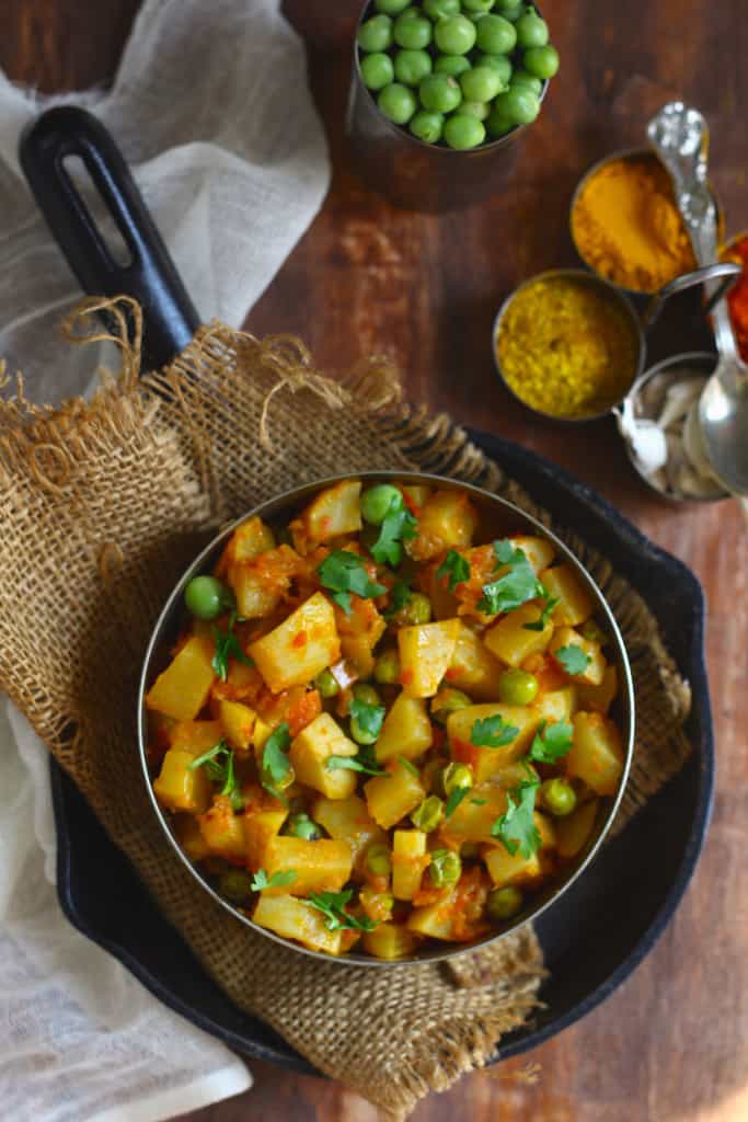 Shalgam aur Matar Ki Sabzi is turnip and green peas Indian-style stir-fry. Find how to make Shalgam aur Matar Ki Sabzi Recipe