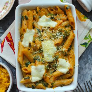 is perfect for the upcoming autumn flavor Cheesy Pumpkin Pasta Bake