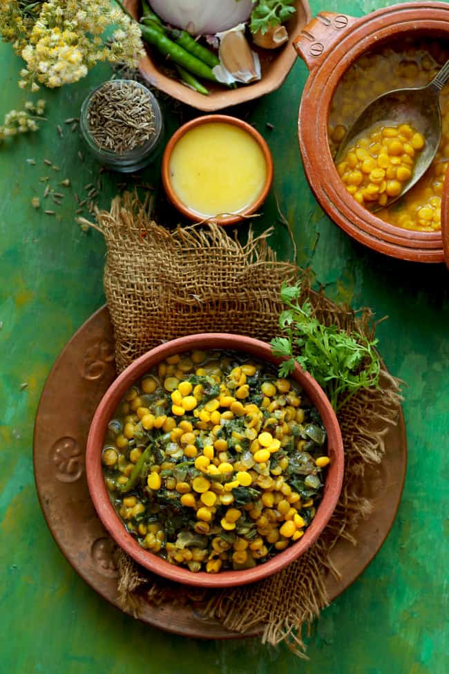 Palak Chana Dal In A Brown Bowl 