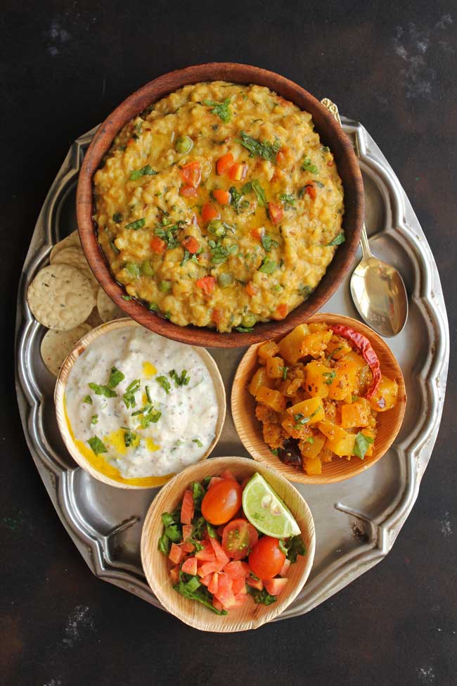 Oats Khichdi is an Indian style oats porridge packed with vegetables and yellow moong dal.