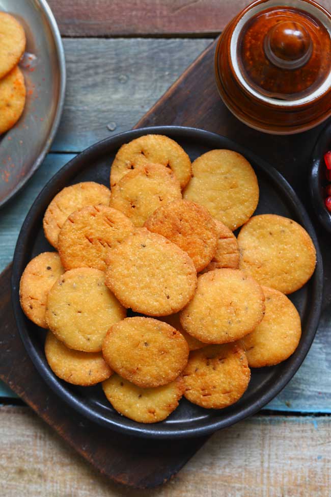 Papdi is the savory Indian crackers usually served with flavorful and colorful toppings of curd, chutney, and spices.