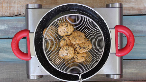 Methi Mathri Cooking Steps