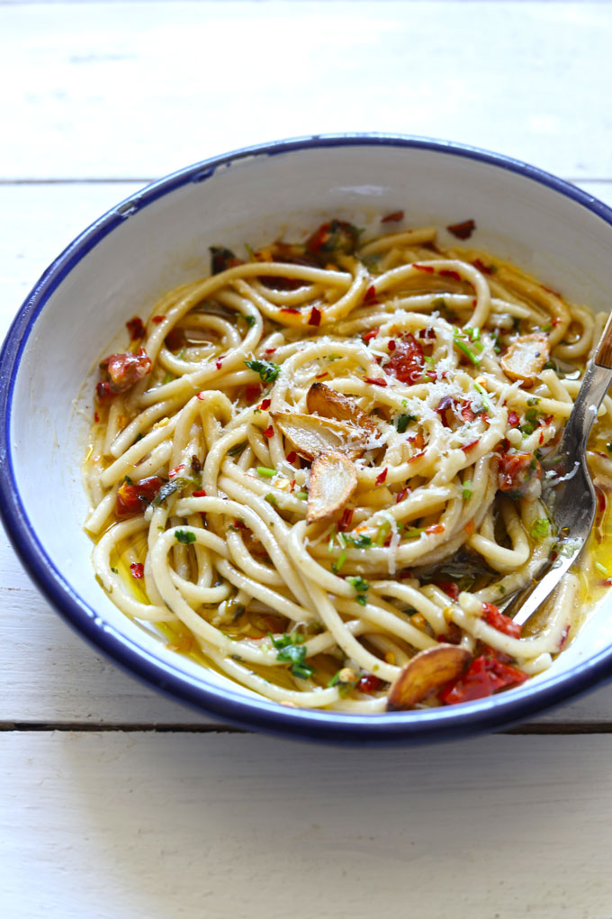 Side shot of spaghetti aglio e olio sauce.