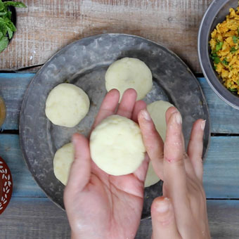 making potato tikki