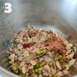  étapes de cuisson du pulao de pois aux champignons