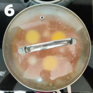 making shakshuka in a pan