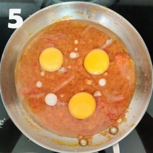 making shakshuka in a pan