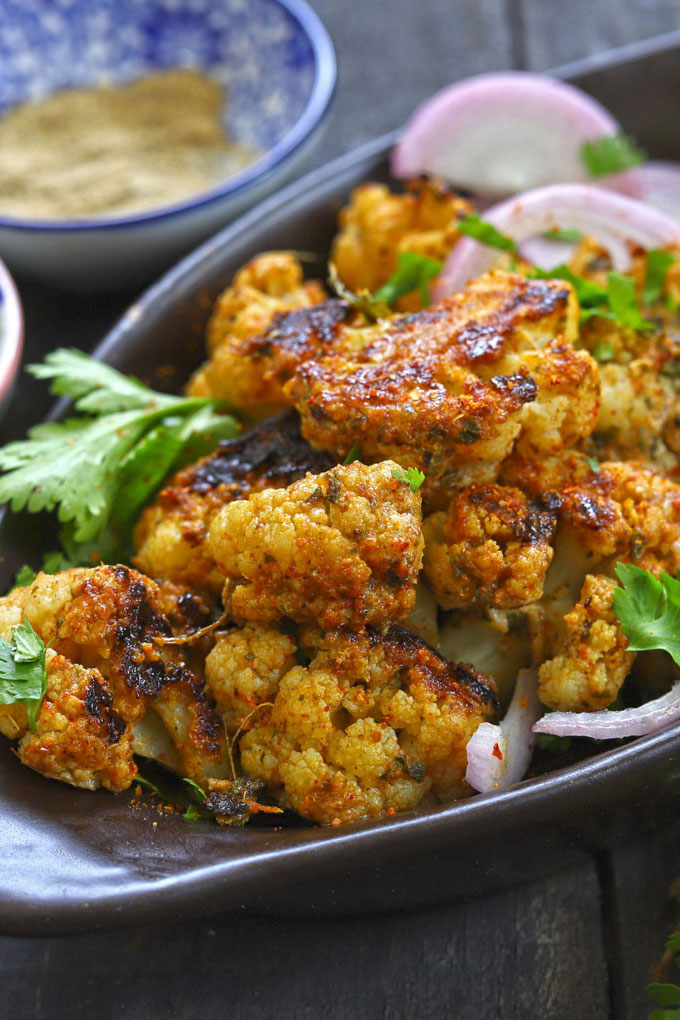 side close up shot of gobi tikka in a black serving platter