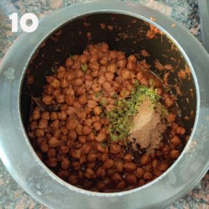 making chana masala in a pressure cooker