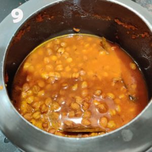 making chana masala in a pressure cooker