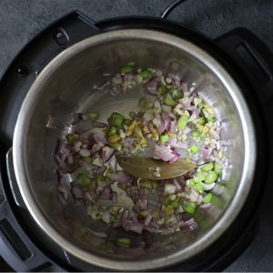 step by step method of cooking mulligatawny in an instant pot.