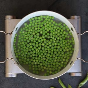 blanching green peas in hot water