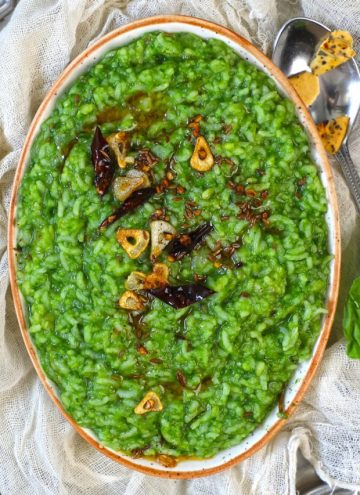 aerial shot of lehsuni palak khichdi in a ceramic platter