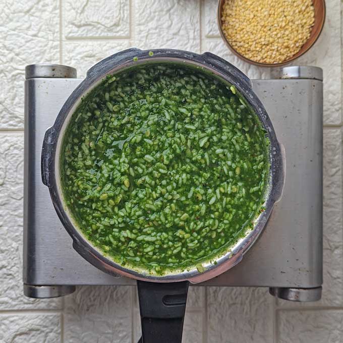 making spinach khichdi in a pressure cooker
