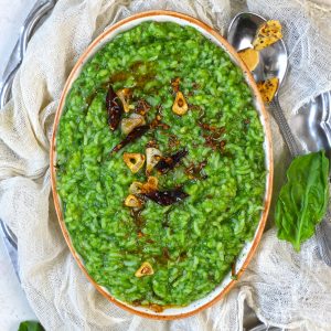 aerial shot of lehsuni palak khichdi in a ceramic platter