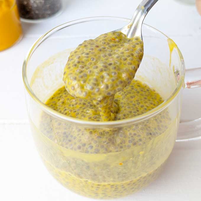 chia pudding with the mango flavour