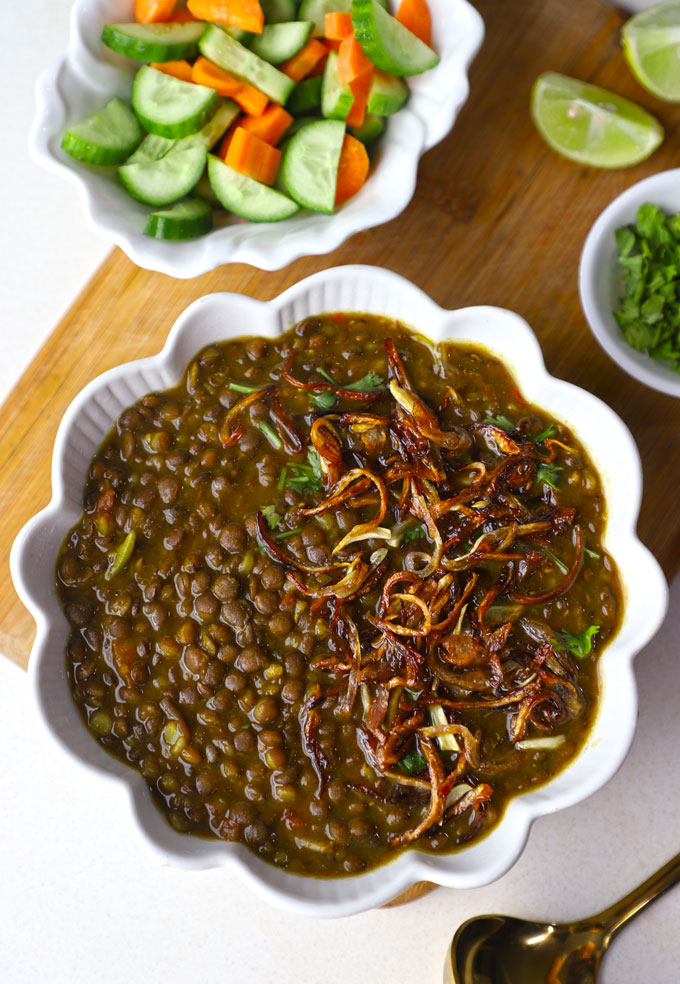 لقطة جوية لماسور كامل في وعاء من السيراميك الأبيض.