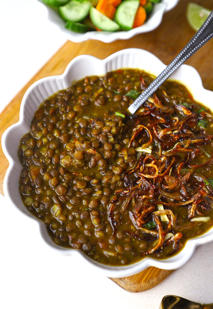 لقطة جانبية قريبة من ماسور دال بالكامل في وعاء من السيراميك الأبيض.