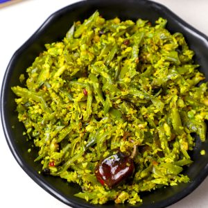 aerial shot of avarakkai poriyal served in a black bowl.